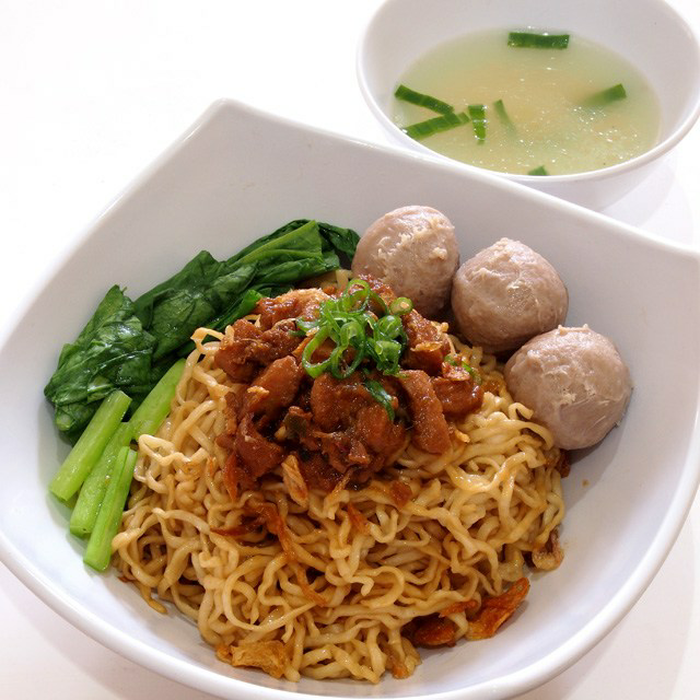 Mie Ayam Bakso Sedap Mantep: Rasa yang Menggigit Jiwa di Jantung Cilacap